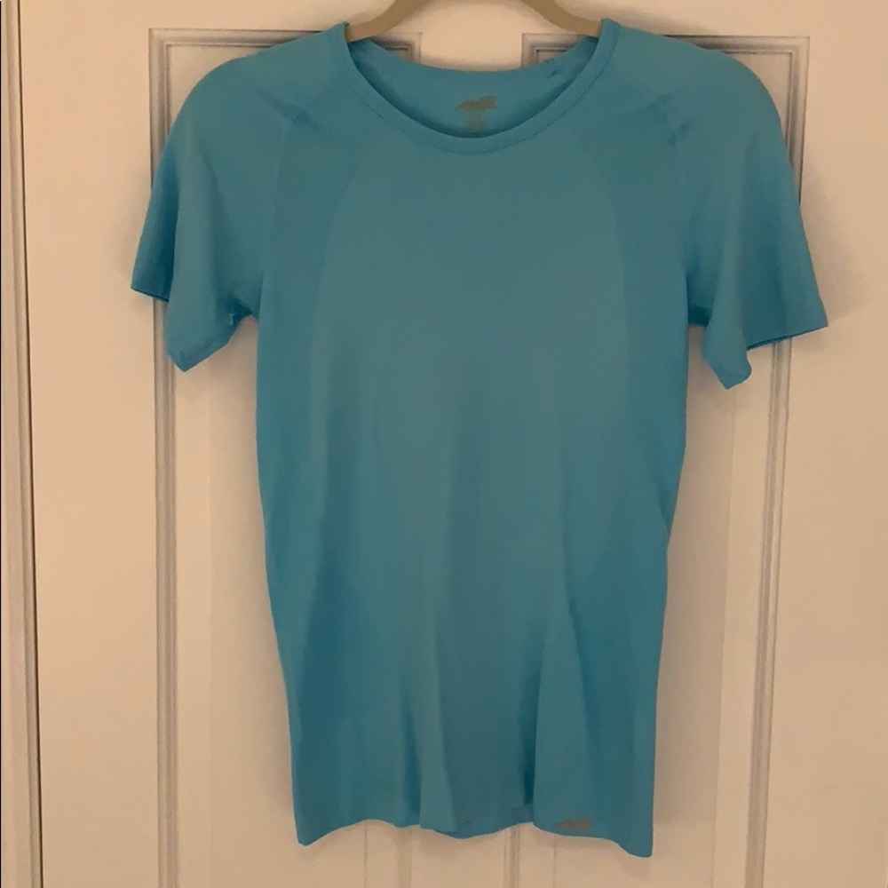 Avia women’s light blue athletic short sleeve t-shirt S